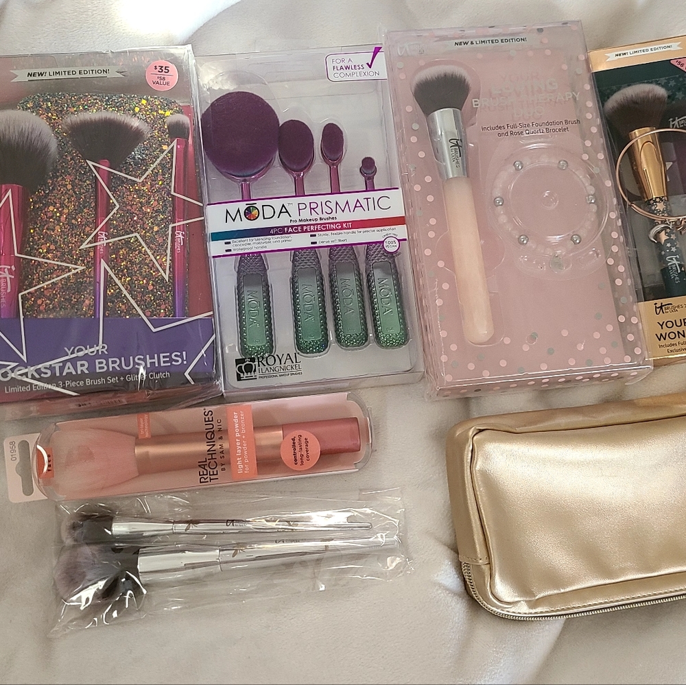 Makeup brushes